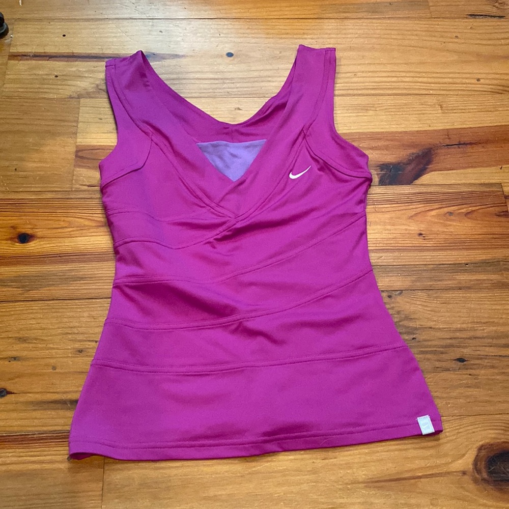 Women’s Nike dri-fit sleeveless top with light purple insert in v-neck